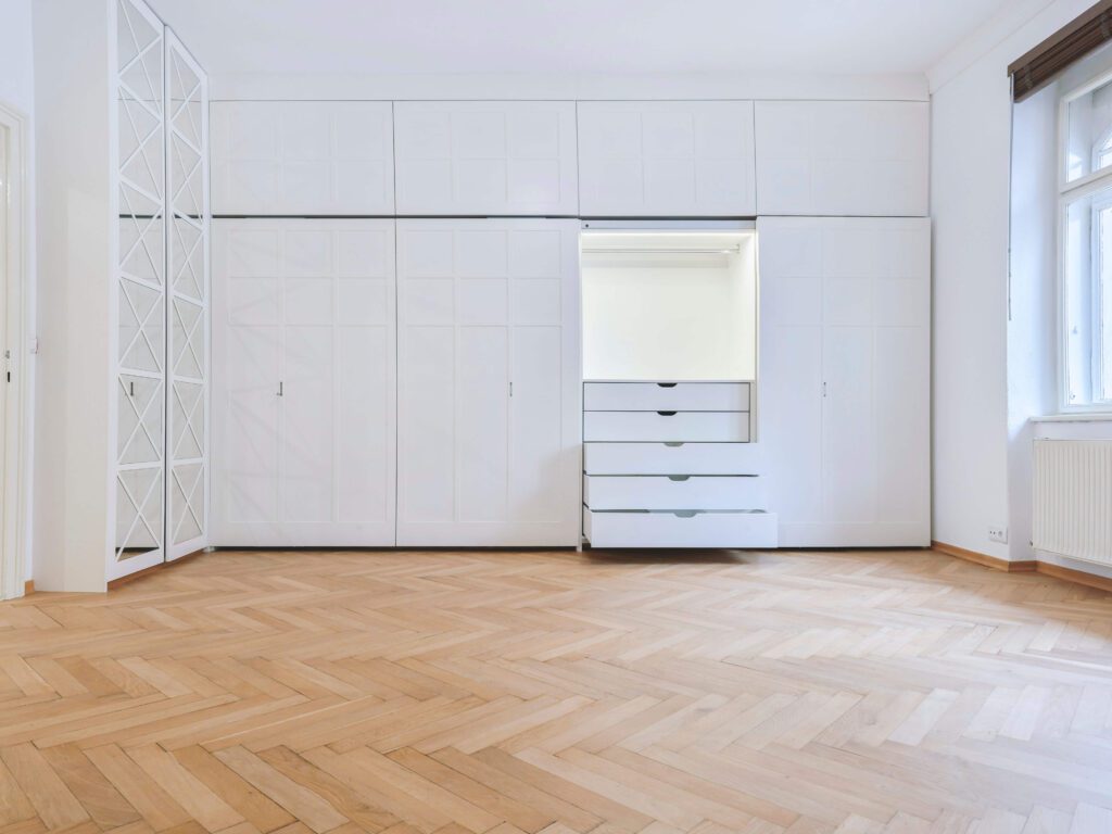 Großer Einbauschrank im Zimmer 1 der Altbauwohnung in Innsbruck